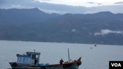 A Vietnamese fishing boat in Cam Ranh Bay, Vietnam. (D. Schearf/VOA)