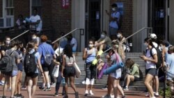 17 Ağustos 2020 - ABD'deki Kuzey Caroline Üniversitesi'nde okulun spor salonuna girmek için sıra bekleyen öğrenciler