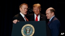 Depite James Lankford (R-Okla), agoch; Prezidan Donald Trump (mitan) ak Senatè Chris Coons (D-Del.) ki t ap priye pandan Dejene-d Priyè Nasyonal la,, jedi 7 fevriye 2019, nan Washington.