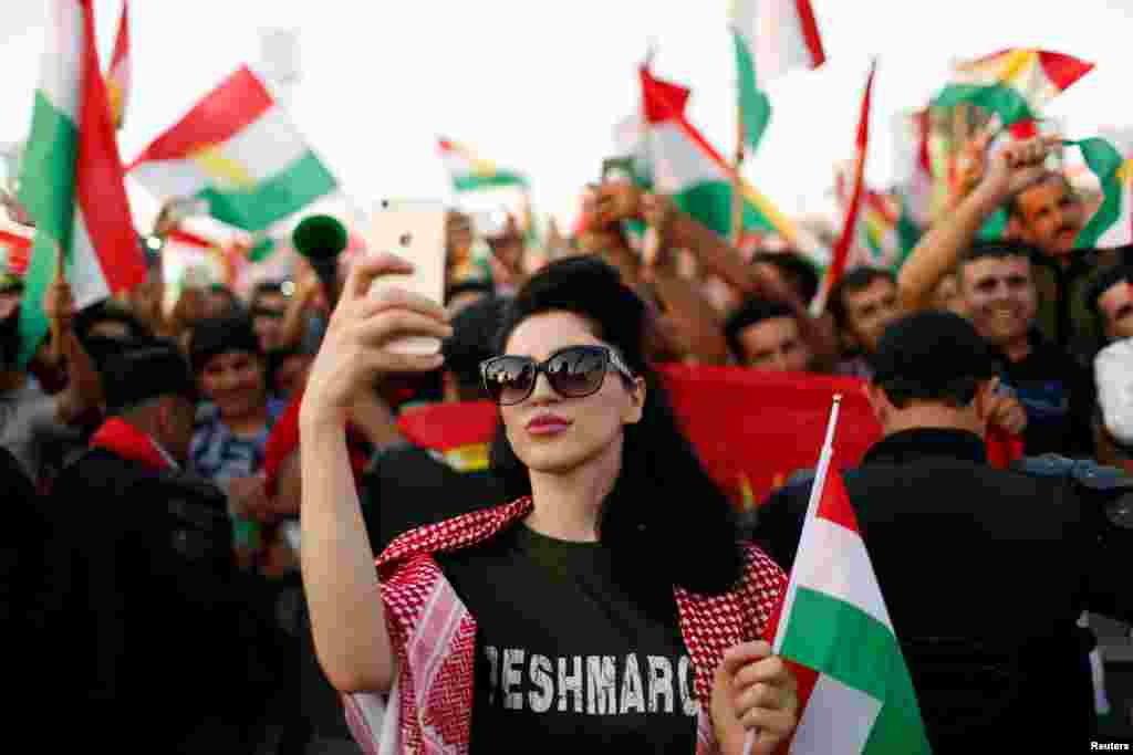 A Kurdish woman takes a selfie to show support for the upcoming September 25th independence referendum in Erbil, Iraq Sept. 22, 2017. 