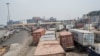 Des camions en file indienne au port de Lagos, le 31 janvier 2018. (Photo: AFP / Stefan HEUNIS)