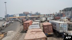 Des camions en file indienne au port de Lagos, le 31 janvier 2018. (Photo: AFP / Stefan HEUNIS)