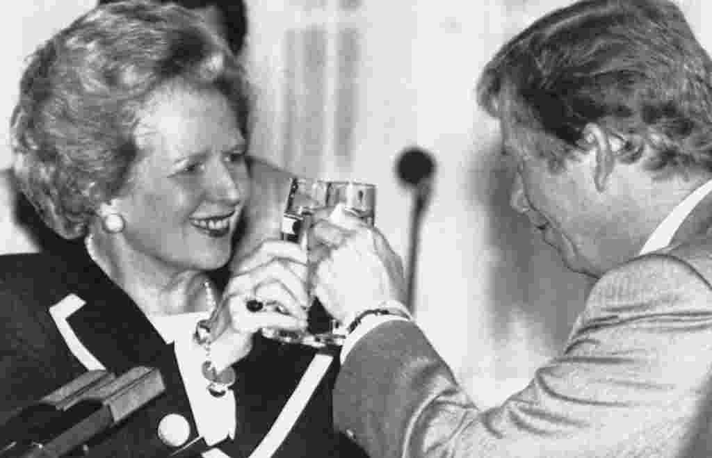 Perdana Menteri Inggris Margaret Thatcher dan Havel bersulang sebelum jamuan makan siang di Praha, 17 September 1990 (AP).