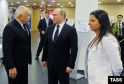 Russia -- (L-R) Rossiya Segodnya general director Dmitry Kiselyov, Russian President Vladimir Putin and Rossyia Segodnya editor-in-chief Margarita Simonyan, meet at the Rossiya Segodnya news agency, Moscow, June 7, 2016