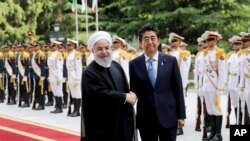 Le Premier ministre japonais Shinzo Abe, à droite, accueilliau Palais Saadabad de Téhéran, par le président iranien Hassan Rouhani, le mercredi 12 juin 2019. Le dirigeant japonais est à Téhéran en mission calmer les tensions entre les Etats-Unis et 