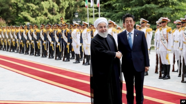 Kryeministri japonez gjatÃ« vizitÃ«s nÃ« Teheran