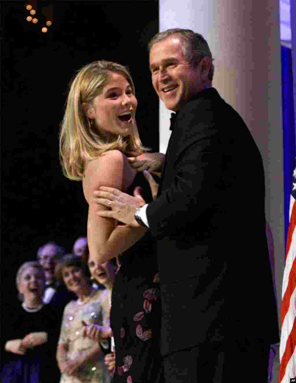 2001年1月20日，美國總統小布殊在華盛頓舉行的就職舞會上同女兒珍娜·布殊共舞。珍娜調整服裝時，布殊總統微笑