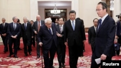 中国国家主席习近平与美国前国务卿基辛格步入北京人大会堂出席2019创新经济论坛。 （2019年11月22日）