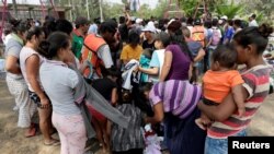 Muhaajiriinta kusoo socda Mareykanka oo cunto loogu qeybinayo magaalada Matias Romero, Oaxaca, Mexico, April 3, 2018. 