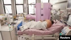 ARHIVA - Pacijent oboleo od koronavirusa, u Kliničkom centru Vojvodine, u Novom Sadu, 2. aprila 2020. (Foto: Reuters/Feđa Grulović)