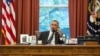 奥巴马总统在白宫椭圆形办公室与伊朗总统鲁哈尼通电话。（2013年9月27日）
