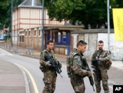 Binh lính Pháp đứng chặn lối vào hiện trường vụ tấn công ở Saint Etienne du Rouvray, Normandy, Pháp, hôm 26 tháng 7 năm 2016.