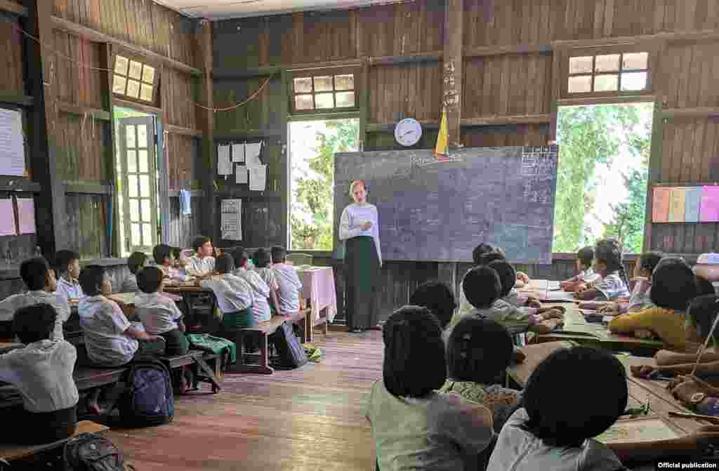 အမေရိကန် Peace Corps စေတနာ့ဝန်ထမ်းများ (သတင်းဓာတ်ပုံ - Peace Corps Facebook)