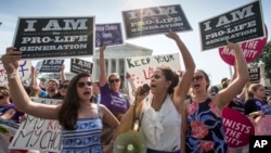 Des militants anti-avortement manifestent contre la Cour suprême à Washington, le 27 juin 2016.
