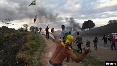 Bạo lực bùng ra trên biên giới giữa Venezuela và Brazil hôm 23/2.