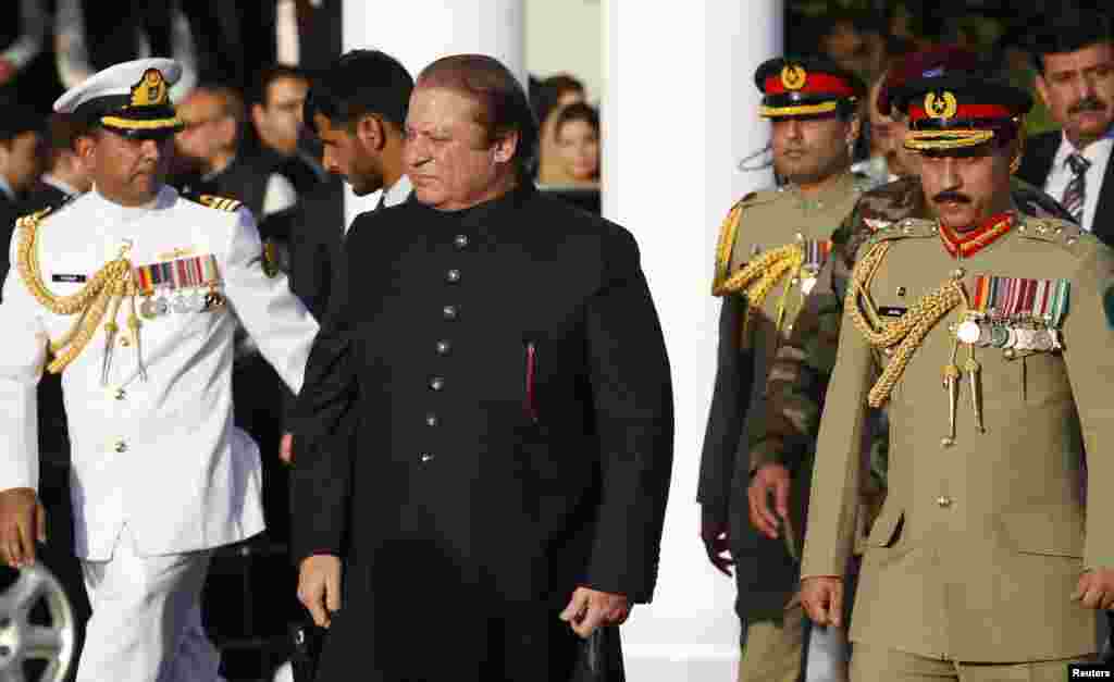 Pakistan&#39;s newly elected Prime Minister Nawaz Sharif (C) arrives to inspect the guard of honor during a ceremony at the prime minister&#39;s residence after being sworn-in, in Islamabad, June 5, 2013. 