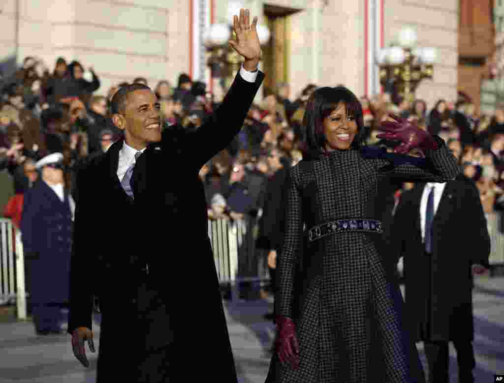 Le pr&eacute;sident Barack Obama et la premi&egrave;re dame, Michelle Obama,&nbsp; sur l&#39;avenue Pennsylvania, pr&egrave;s de la Maison-Blanche apr&egrave;s la c&eacute;r&eacute;monie d&#39;investiture. 