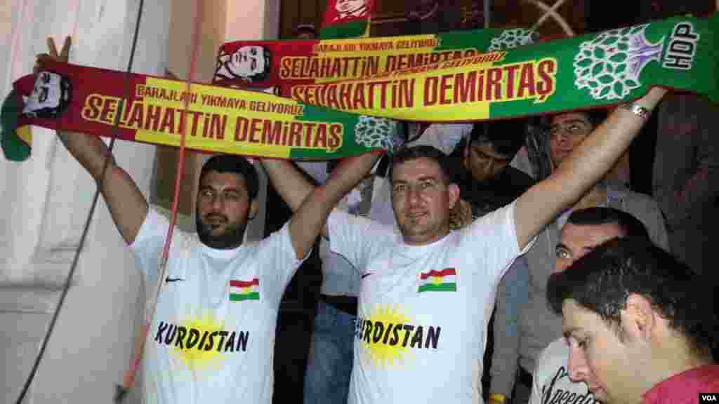 Apoiantes do Partido Democrático pró-Curdo do Povo (HDP) celebram a sua vitória, 8 de Junho, 2015 (Salih Turan/VOA Curdo)