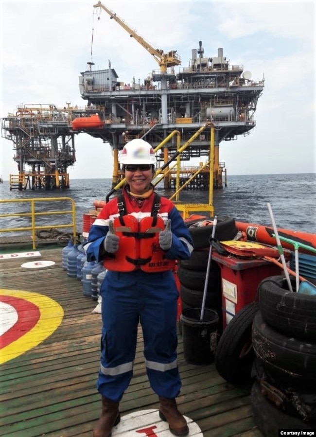 Maria melakukan pekerjaan konstruksi Offshore (dok. pribadi).