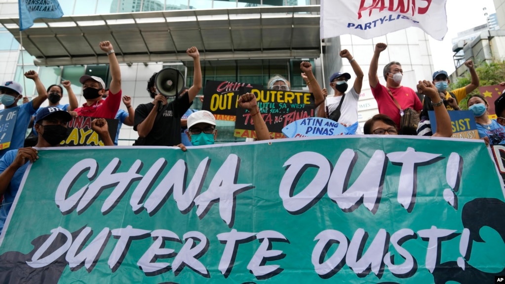 菲律宾活动人士在中国驻马卡蒂领事馆前举行抗议活动。（2021年11月24日）(photo:VOA)