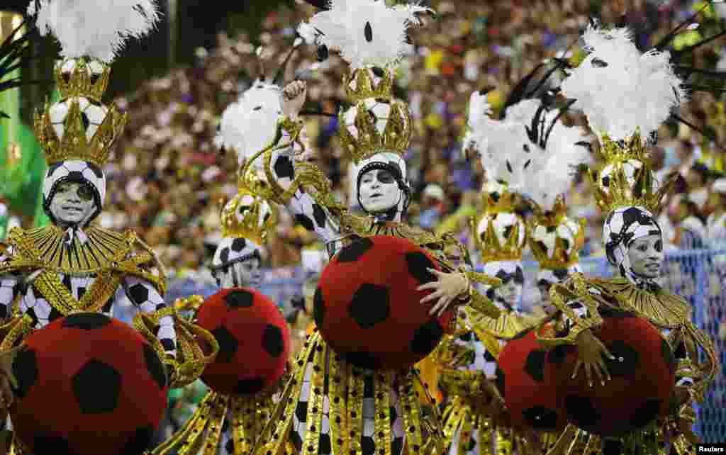 برازیل کے شہر ریو ڈی جنیرو میں عالمی شہرت یافتہ سالانہ کارنیول جاری ہے جس میں لاکھوں افراد شریک ہیں۔