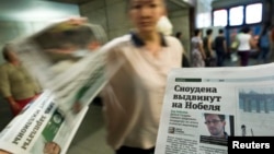 Edvard Snouden to'rt haftadan beri Moskvadagi aeroportdan chiqa olmayapti.