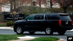 Un vehículo con la caravana del Presidente Donald Trump entra en el Club de Golf Trump National en Potomac Falls, Virginia, el domingo 26 de marzo de 2017.