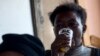 Une femme boit une bière dans une "shebeen", une taverne illégale en Afrique du Sud.