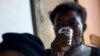Une femme boit une bière dans un bar illégal à 15 km du de Cape Town le 10 février 2012.