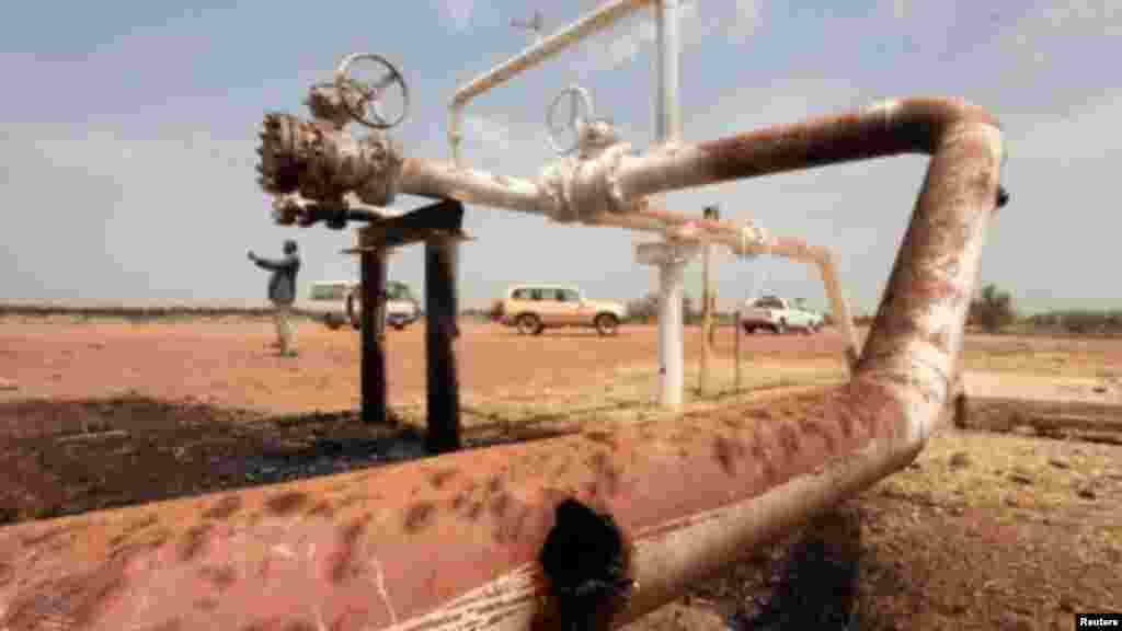 Le champ pétrolier d'El Nar, au Soudan du Sud, bombardé par les Soudanais, 3 mars 2012.