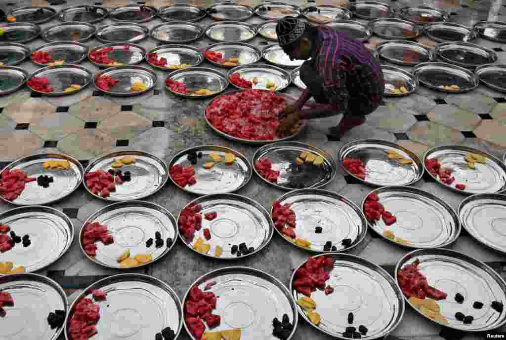 인도 아마드바드의 사원에서 무슬림 남성이 &#39;이프타르&#39;를 준비하고 있다. 이프타르는 이슬람교도의 단식 월인 라마단 기간 중 해가 진 이후에 하루의 단식을 마무리하며 먹는 저녁이다.