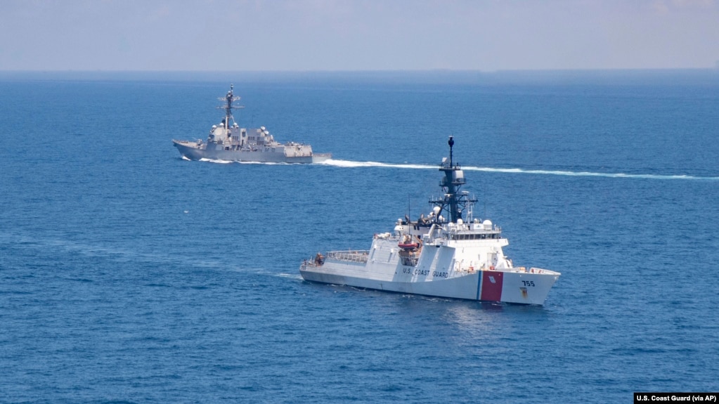 美国海军公布的图片显示美国海军“基德”号阿利·伯克级导弹驱逐舰与美国海岸警卫队“蒙罗”号传奇级巡逻舰在当地时间2021年8月27日例行穿越台湾海峡的国际水域。(photo:VOA)