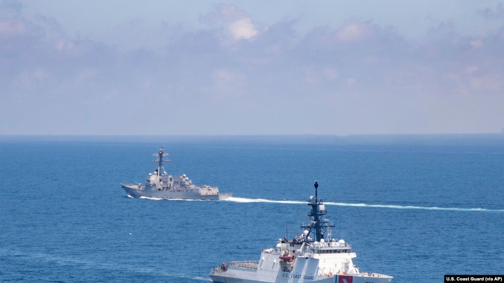 美国海警一艘巡逻艇与海军一艘军舰2021年8月27日一起穿越台湾海峡。（美国海警队照片）(photo:VOA)