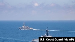 美国海警一艘巡逻艇与海军一艘军舰2021年8月27日一起穿越台湾海峡。（美国海警队照片）