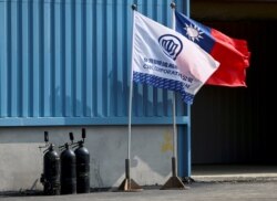 2020年11月24日台湾高雄。中华民国国旗和CSBC公司旗帜一起在厂棚外迎风飘扬。 （路透社照）