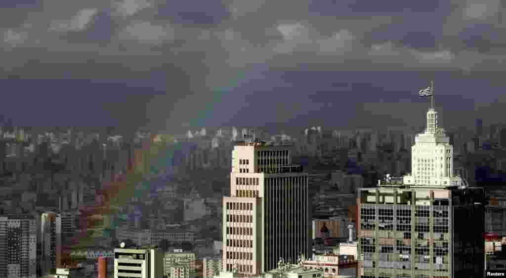 Cầu vồng xuất hiện trên bầu trời thành phố Sao Paulo, ngày 24 tháng 4, 2014. Sao Paulo là một trong những thành phố chủ nhà đăng cai World Cup 2014 ở Brazil.