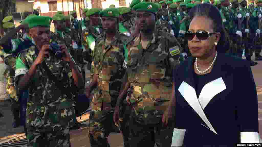 La présidente de la Transition centrafricaine Catherine Samba-Panza rend hommage aux troupes de l’Union Africaine, le 13 septembre 2014 au camp Mpoko de Bangui, RCA.