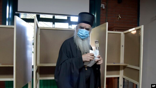 Peshkopi i Kishës Ortodokse Serbe, Amfilohije, në qendrën e votimit në Cetinje, 30 gusht 2020