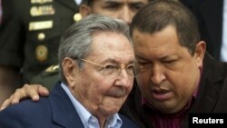 Chávez tuvo como mentor político a Fidel Castro y también mantuvo estrechos nexos con su hermano, Raúl Castro.