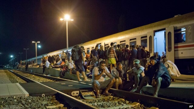 Migrantes descansan cerca de una estación de trenes en Beli Manastir, cerca de la frontera húngara, en el noreste de Croacia, el viernes, 18 de septiembre de 2015.