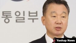 한국 통일부 정준희 대변인이 21일 서울 세종로 청사에서 북 핵 등 현안에 대해 브리핑을 하고 있다.
