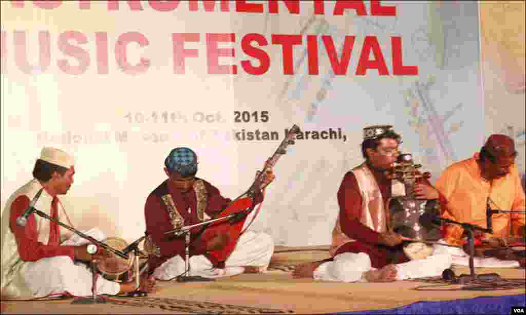 کراچی: ٹھٹھہ شہر کا ایک میوزک گروپ اپنے فن کا مظاہرہ کرتے ہوئے