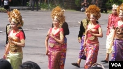 Parade pakaian adat Bali pada pembukaan Pesta Kesenian Bali (10/6, foto: Muliarta).