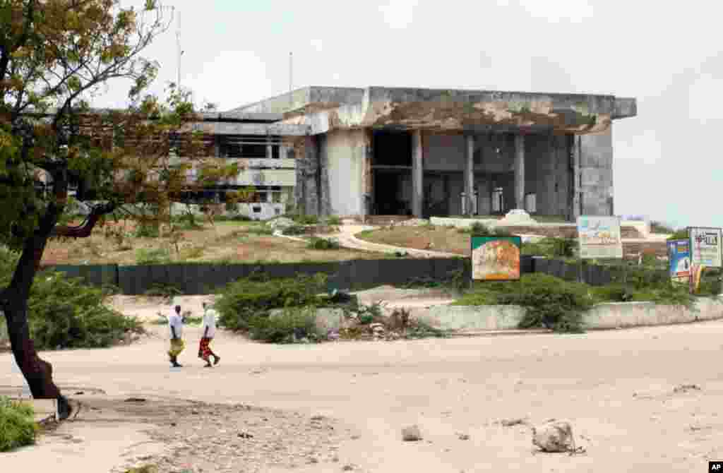 Somalia's Parliament, August 2011. (Pete Heinlein/VOA)