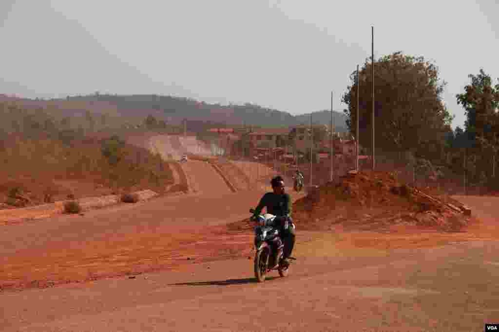 Jalan Nasional 76, dari distrik Sen Monorom ke Koh Nhek, baru-baru ini dibangun di provinsi Mondulkiri. (VOA/Nov Povleakhena)