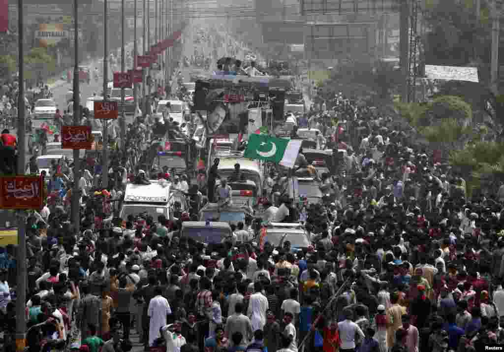 Supporters of cricketer-turned-opposition politician Imran Khan take part in the Freedom March in Gujranwala, Pakistan, Aug. 15, 2014.