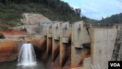 Nhiều đập thủy điện đang được xây dựng trên sông Mekong, và có ít nhất 11 con đập mới đang được qui hoạch, phần lớn là ở Trung Quốc.