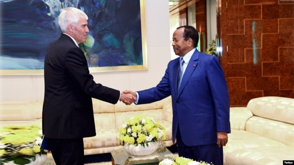 L'ambassadeur des Etats-Unis au Cameroun Peter Henry Barlerin et le président Paul Biya à Yaoundé, le 17 mai 2018. (Twitter/président Paul Biya)