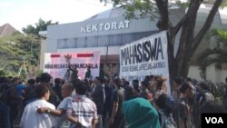 Aksi unjuk rasa menentang berkembangnya organisasi berpaham radikal di kampus ISI Yogyakarta (Foto: VOA/Nurhadi)