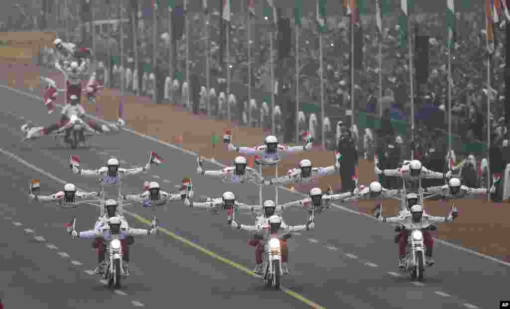 인도 뉴델리에서 열린 &#39;공화국의 날&#39; 기념 퍼레이드에서 육군 장병들이 오토바이 묘기를 펼치고 있다. 공화국의 날은 지난 1950년 1월 26일 헌법 제정을 기념하는 국경일이다. &nbsp;